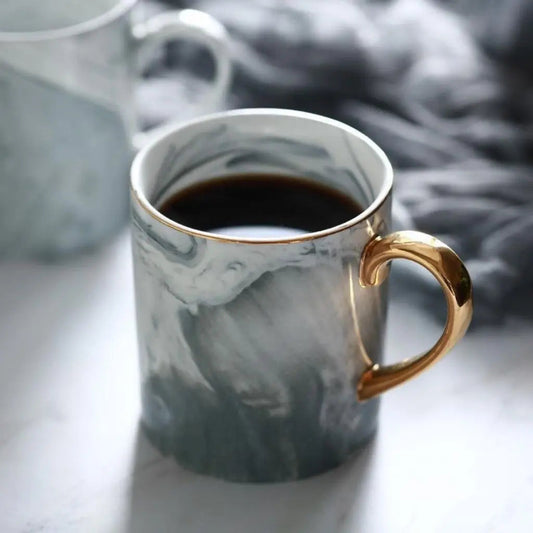 Caneca de Café em Mármore com Alça Dourada Sophia