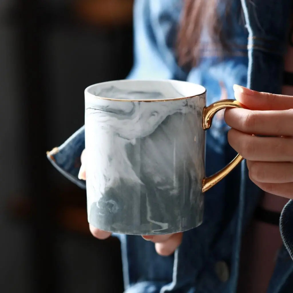 Caneca de Café em Mármore com Alça Dourada Sophia