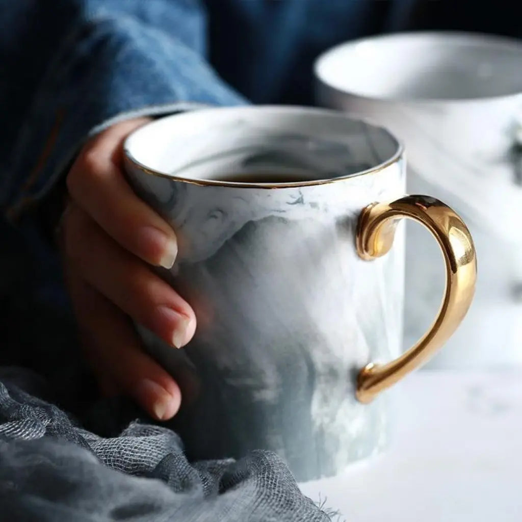Caneca de Café em Mármore com Alça Dourada Sophia